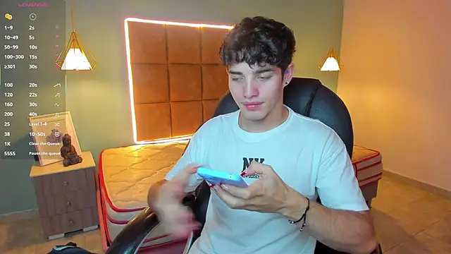 Snapshot of AlejooTwink chatting on October 11, 1:05 am AlejooTwink online show from October 11, 1:05 am