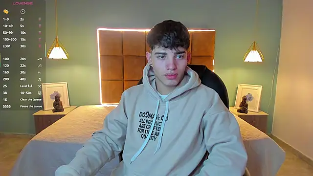 Snapshot of AlejooTwink chatting on October 12, 8:41 pm AlejooTwink online show from October 12, 8:41 pm