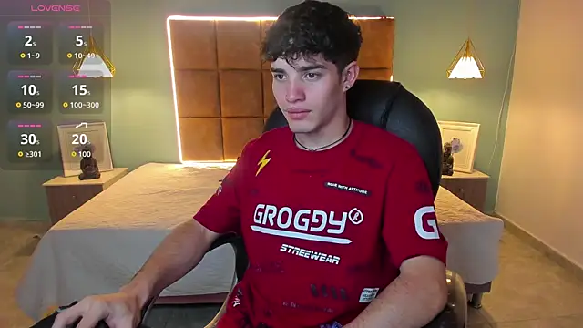 Snapshot of AlejooTwink chatting on October 28, 1:42 am AlejooTwink online show from October 28, 1:42 am