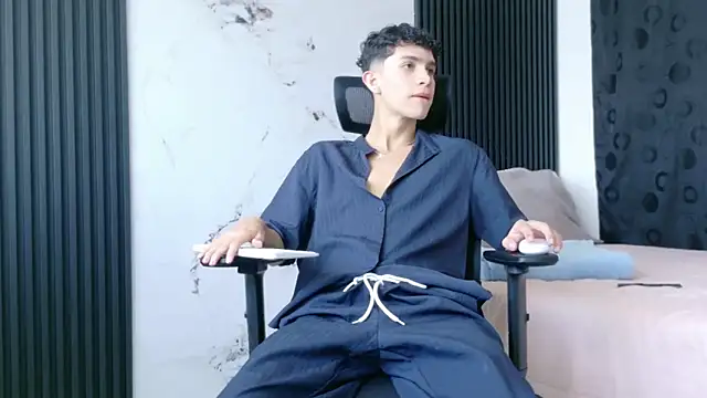 Noah tyler  online show from December 5, 5:42 pm