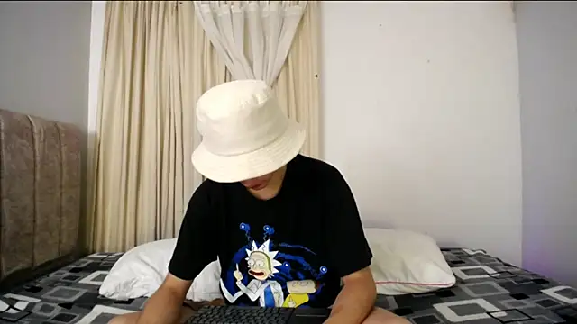 Snapshot of Yellowpokemon23 chatting on April 1, 9:34 pm Yellowpokemon23 online show from April 1, 9:34 pm