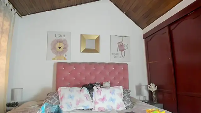 Snapshot of CelessteRedds chatting on October 14, 11:44 am CelessteRedds online show from October 14, 11:44 am