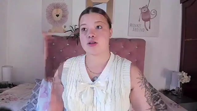 Snapshot of CelessteRedds chatting on October 31, 11:44 am CelessteRedds online show from October 31, 11:44 am