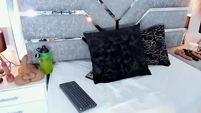 Snapshot of Slut_Milf_ chatting on May 1, 11:15 am Slut Milf online show from May 1, 11:15 am