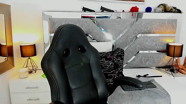 Snapshot of Slut_Milf_ chatting on May 4, 7:43 pm Slut Milf online show from May 4, 7:43 pm