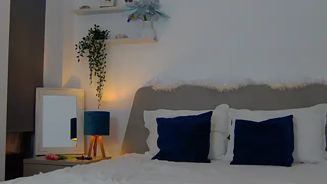 Jo-Lawrence online show from December 14, 2:56 am