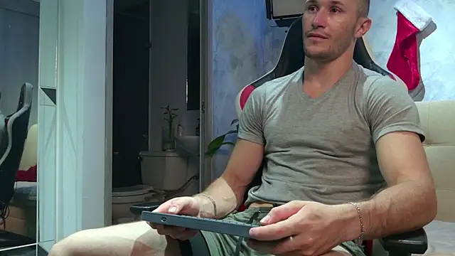 AxelFairchaild online show from December 17, 12:44 pm