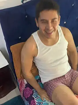 Snapshot of roguer_darkk chatting on January 18, 9:45 am roguer darkk online show from January 18, 9:45 am
