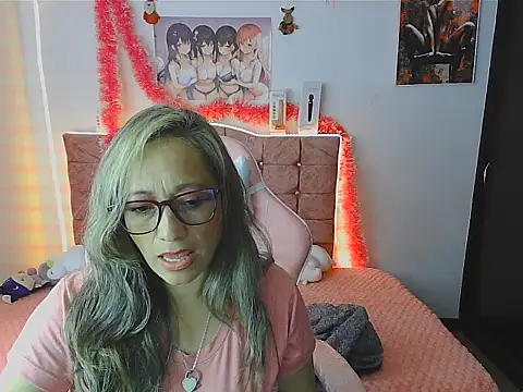 Snapshot of Melanyy_100 chatting on December 12, 6:21 pm Melanyy 100 online show from December 12, 6:21 pm