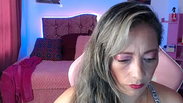 Snapshot of Melanyy_100 chatting on March 17, 9:23 pm Melanyy 100 online show from March 17, 9:23 pm