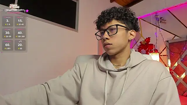 Snapshot of AkazaBoy_ chatting on December 28, 5:23 am AkazaBoy  online show from December 28, 5:23 am