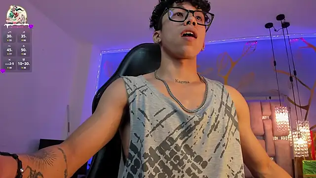 Snapshot of AkazaBoy_ chatting on December 31, 7:40 pm AkazaBoy  online show from December 31, 7:40 pm