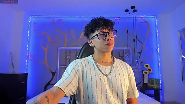 Snapshot of AkazaBoy_ chatting on January 9, 4:19 am AkazaBoy  online show from January 9, 4:19 am