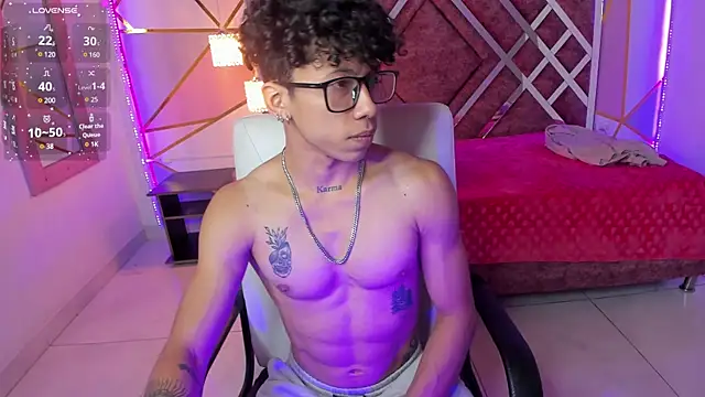 Snapshot of AkazaBoy_ chatting on February 1, 4:24 am AkazaBoy  online show from February 1, 4:24 am