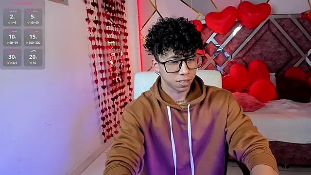 Snapshot of AkazaBoy_ chatting on February 19, 4:44 am AkazaBoy  online show from February 19, 4:44 am