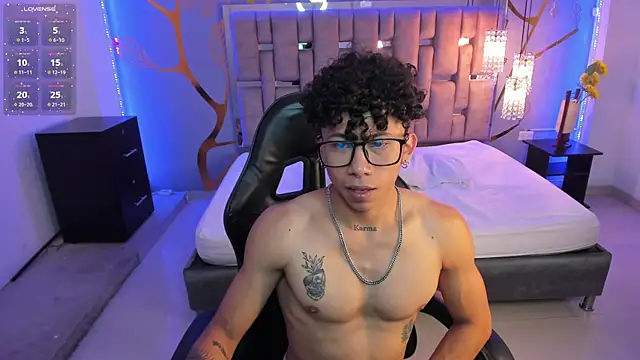 Snapshot of AkazaBoy_ chatting on February 28, 8:09 am AkazaBoy  online show from February 28, 8:09 am