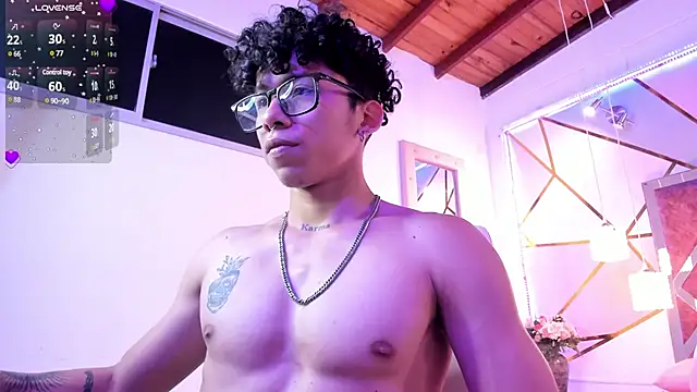 Snapshot of AkazaBoy_ chatting on March 15, 10:35 am AkazaBoy  online show from March 15, 10:35 am