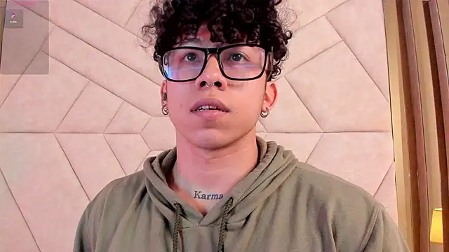 Snapshot of AkazaBoy_ chatting on October 20, 4:24 am AkazaBoy  online show from October 20, 4:24 am