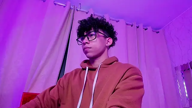 AkazaBoy  online show from December 18, 4:40 am