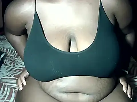 Snapshot of MelaninBear chatting on February 4, 8:59 pm MelaninBear online show from February 4, 8:59 pm