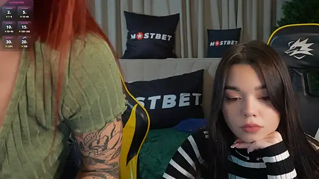 Snapshot of Magnetic_Mia_ chatting on December 13, 3:54 pm Magnetic Mia online show from December 13, 3:54 pm