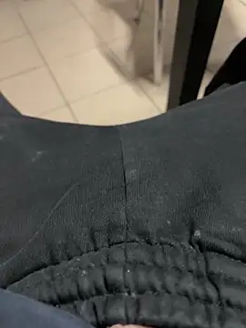 Snapshot of daubine46 chatting on March 23, 2:21 pm daubine46 online show from March 23, 2:21 pm