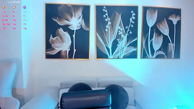 Snapshot of TaraLawrence chatting on October 5, 2:21 am TaraLawrence online show from October 5, 2:21 am