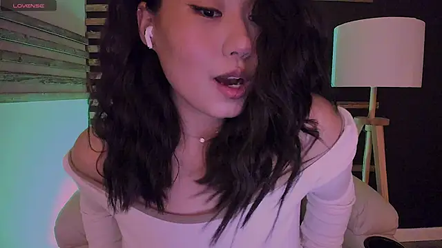 kimmy chi  online show from February 5, 6:15 pm