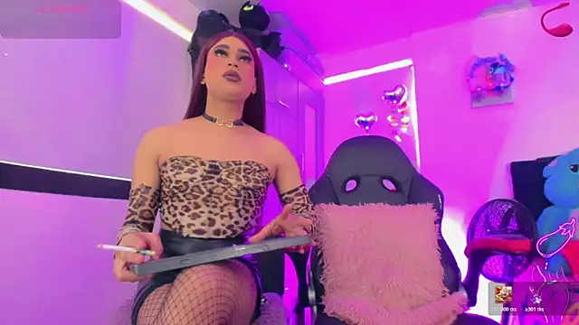 Hellen moons   online show from May 18, 7:31 pm