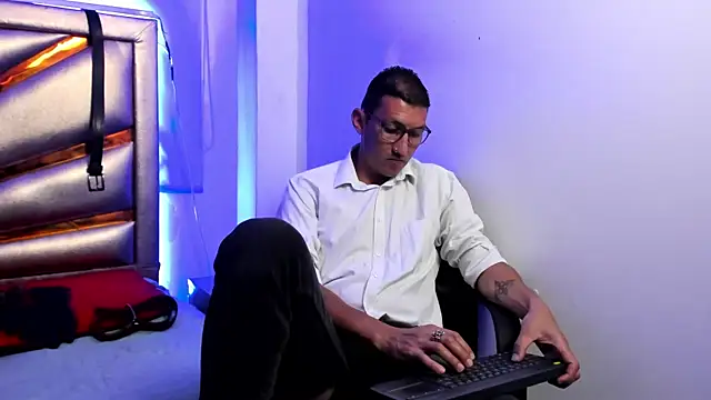 Snapshot of enzopratt chatting on February 21, 3:34 am enzopratt online show from February 21, 3:34 am