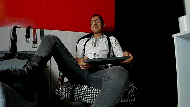 Snapshot of enzopratt chatting on March 13, 6:16 am enzopratt online show from March 13, 6:16 am