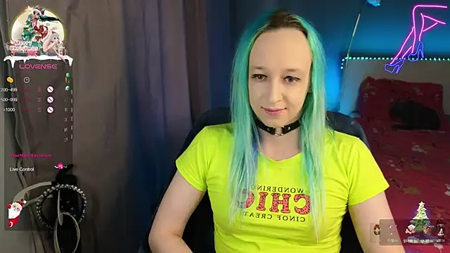 Snapshot of SexyTrixyLove chatting on December 13, 7:15 am SexyTrixyLove online show from December 13, 7:15 am