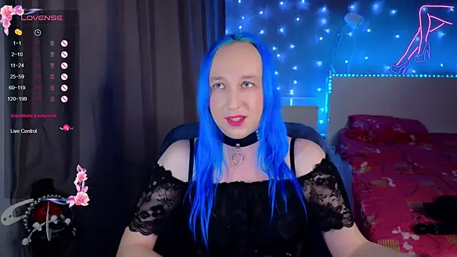 Snapshot of SexyTrixyLove chatting on March 13, 5:18 pm SexyTrixyLove online show from March 13, 5:18 pm