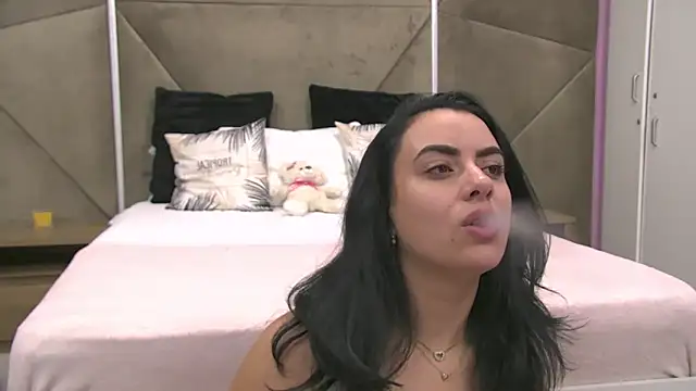 Snapshot of ElyzaIbarra chatting on October 9, 5:05 am ElyzaIbarra online show from October 9, 5:05 am