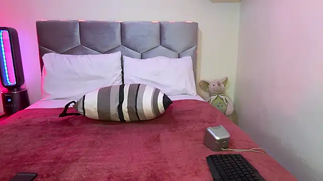 Snapshot of anwarlovemaroc chatting on March 28, 9:14 pm anwarlovemaroc online show from March 28, 9:14 pm