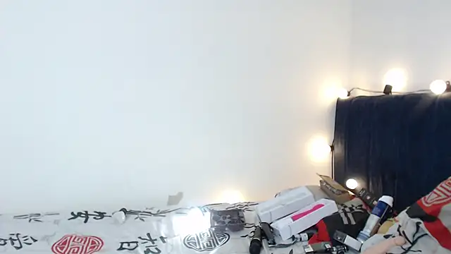 Snapshot of Bitsy_Messy chatting on December 18, 6:32 am Bitsy Messy online show from December 18, 6:32 am