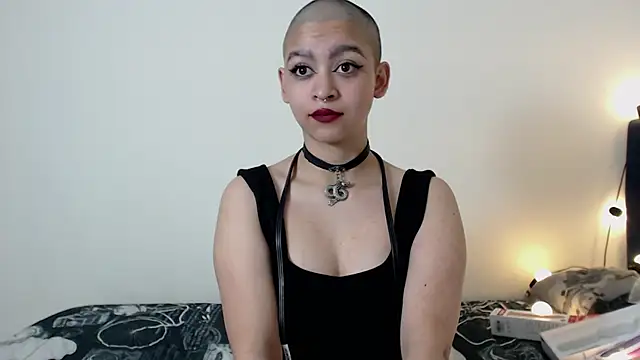 Snapshot of Bitsy_Messy chatting on December 20, 7:44 am Bitsy Messy online show from December 20, 7:44 am
