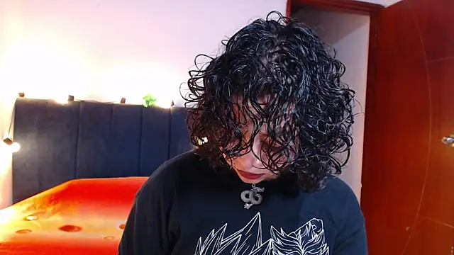 Bitsy Messy online show from June 21, 1:30 am
