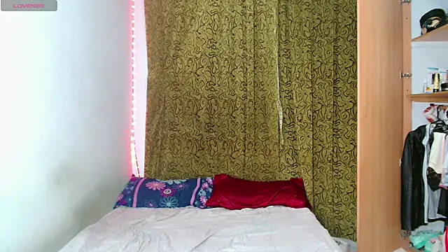 Snapshot of femboykeene chatting on October 18, 10:32 pm femboykeene online show from October 18, 10:32 pm