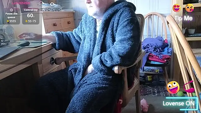 Snapshot of Adamdaddybear chatting on September 23, 7:44 am Adamdaddybear online show from September 23, 7:44 am