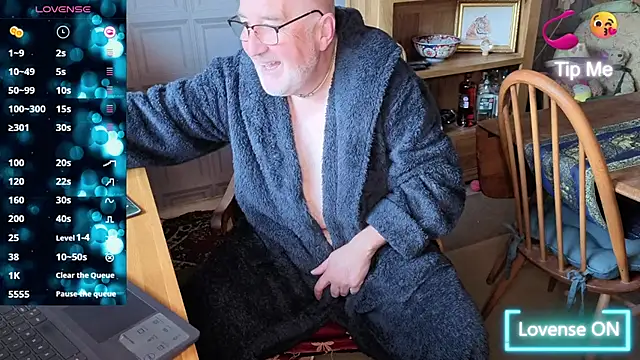 Snapshot of Adamdaddybear chatting on October 9, 8:12 am Adamdaddybear online show from October 9, 8:12 am