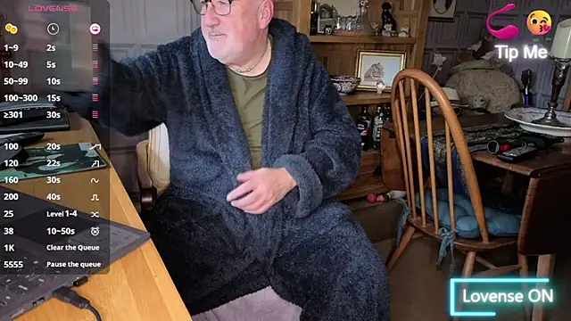 Snapshot of Adamdaddybear chatting on October 20, 7:42 am Adamdaddybear online show from October 20, 7:42 am