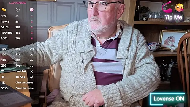 Snapshot of Adamdaddybear chatting on October 25, 12:45 pm Adamdaddybear online show from October 25, 12:45 pm