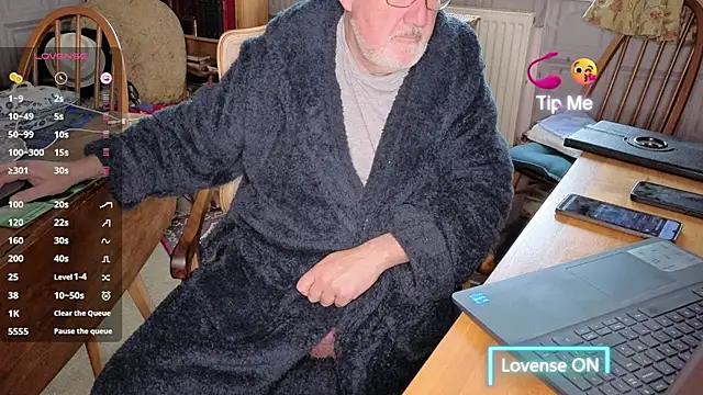 Snapshot of Adamdaddybear chatting on November 16, 9:37 am Adamdaddybear online show from November 16, 9:37 am