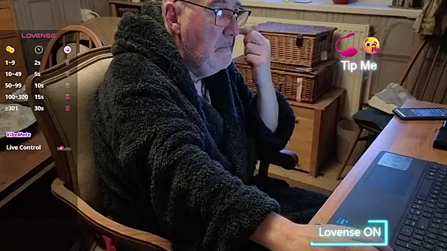 Snapshot of Adamdaddybear chatting on November 20, 7:19 am Adamdaddybear online show from November 20, 7:19 am