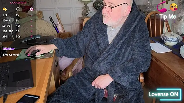 Snapshot of Adamdaddybear chatting on December 3, 8:12 am Adamdaddybear online show from December 3, 8:12 am