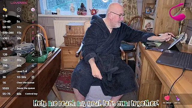 Snapshot of Adamdaddybear chatting on January 7, 8:17 am Adamdaddybear online show from January 7, 8:17 am