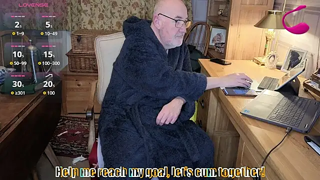 Snapshot of Adamdaddybear chatting on January 15, 7:57 am Adamdaddybear online show from January 15, 7:57 am