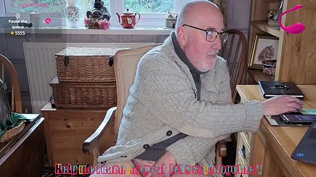 Snapshot of Adamdaddybear chatting on February 5, 2:54 pm Adamdaddybear online show from February 5, 2:54 pm