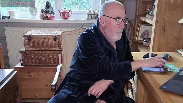 Snapshot of Adamdaddybear chatting on February 9, 2:21 pm Adamdaddybear online show from February 9, 2:21 pm